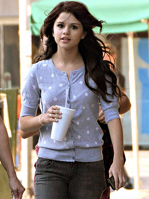 selena gomez mom pictures. Selena Gomez takes a stroll in